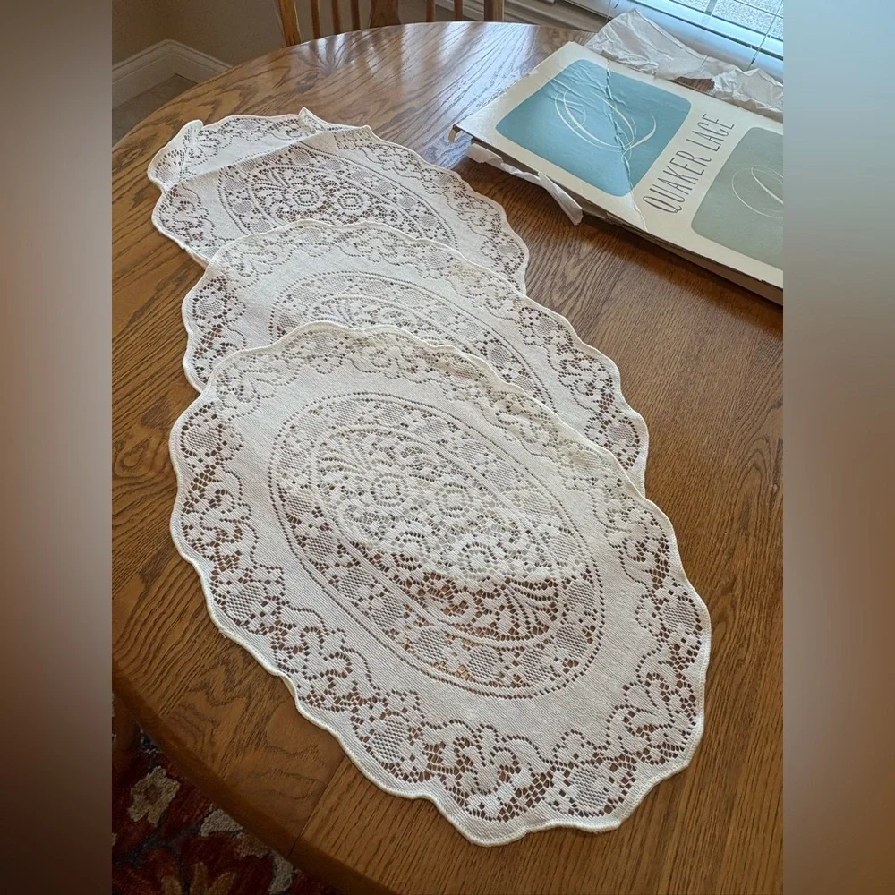 Quaker Lace Place in Box Mats Victorian Set 18 Red Green Off White Christmas